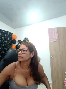 BustyMilf_